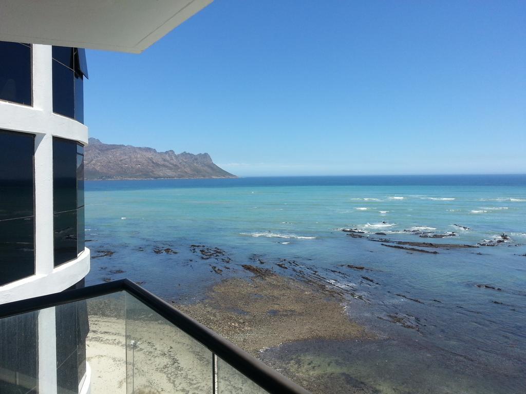 Loddey'S Self Catering Apartments - By Beach Collection Strand Room photo